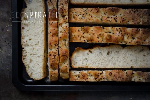 Focaccia met bagel seasoning