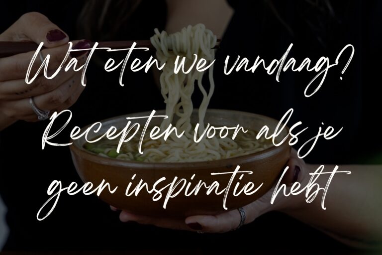 Iemand die een kom noedelsoep vasthoudt en deze met stokjes opschept, op de foto staat een tekst 'Wat eten we vandaag - Recepten voor als je geen inspiratie hebt"