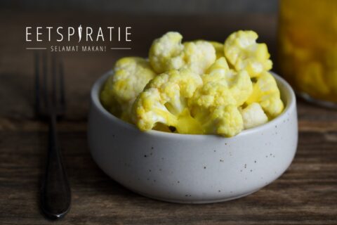 Schaaltje met ingelegde bloemkool met kurkuma, een makkelijk zoetzuur recept