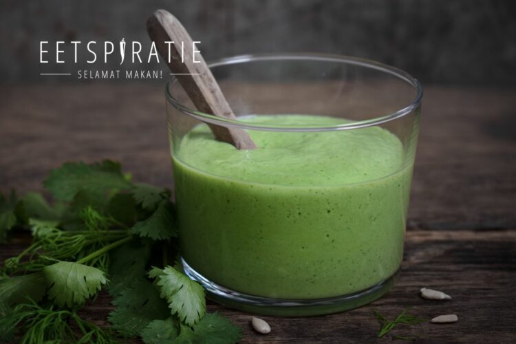 Schaaltje met green goddess dressing en verse kruiden