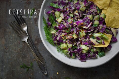Green goddess salade recept met paarse spitskool en romige dressing