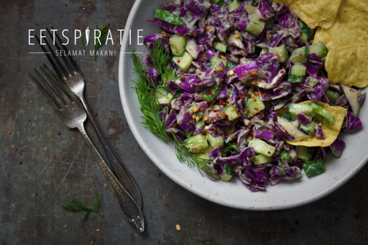 Green goddess salade recept met paarse spitskool en romige dressing