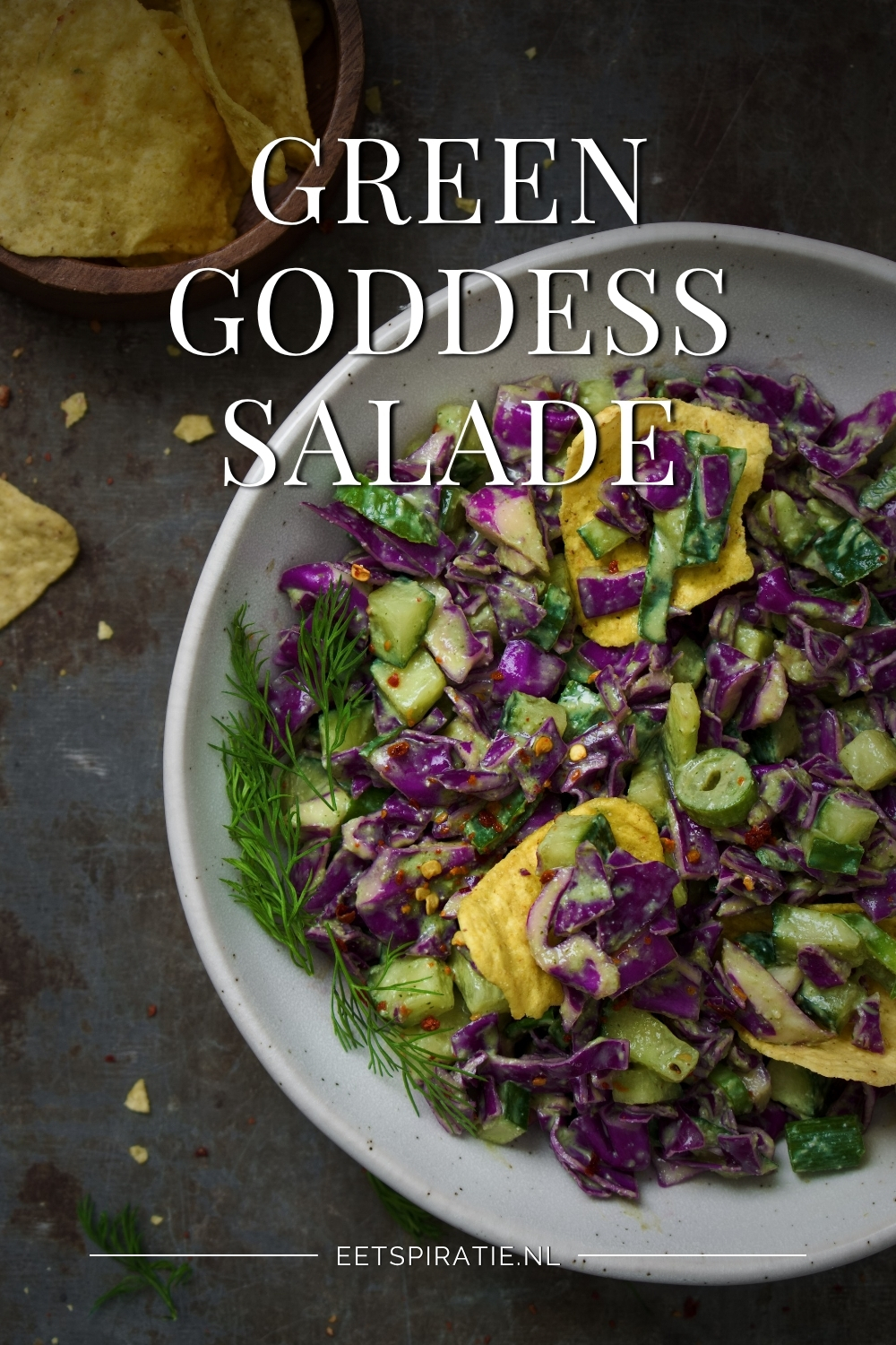 Green goddess salade met romige groene dressing, geserveerd met tortillachips