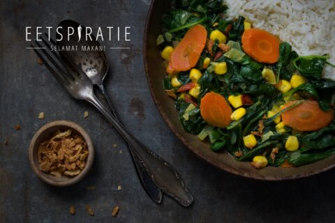 Indonesische spinaziesoep, sayur bayam geserveerd met rijst