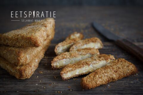 Krokante vegan tempeh schnitzels in reepjes gesneden