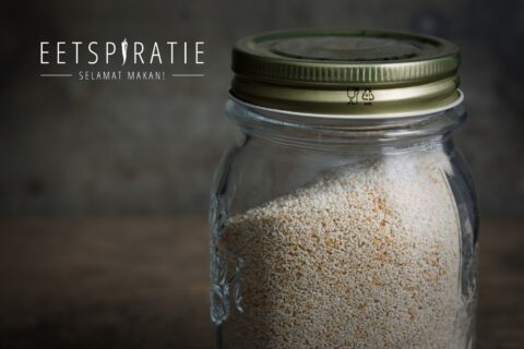 Paneren zonder ei tips - een pot paneermeel ingezoomd