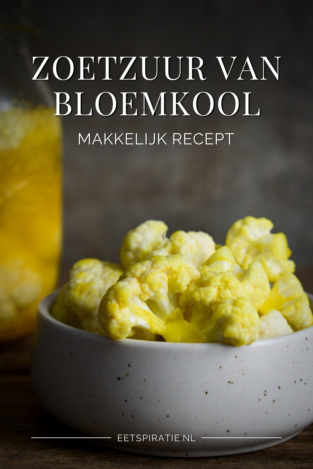 Zoetzuur van bloemkool met kurkuma in een schaaltje. Tekst op de foto: zoetzuur van bloemkool, makkelijk recept