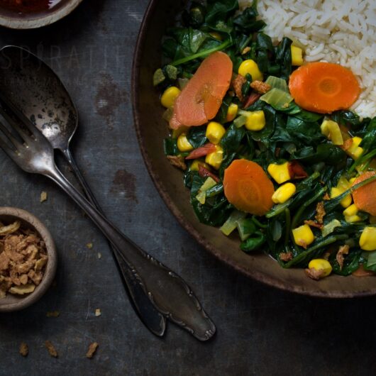 Sayur bayam recept, Indonesische spinaziesoep met mais en rijst