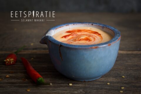 Schaaltje met pittige vegan sriracha mayonaise en rode pepertjes