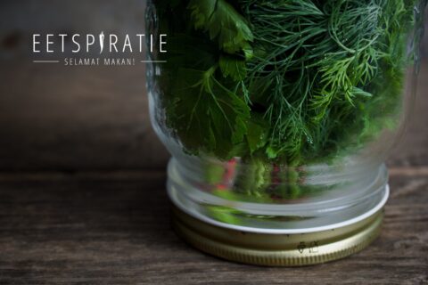 Verse groene kruiden bewaren in glazen pot