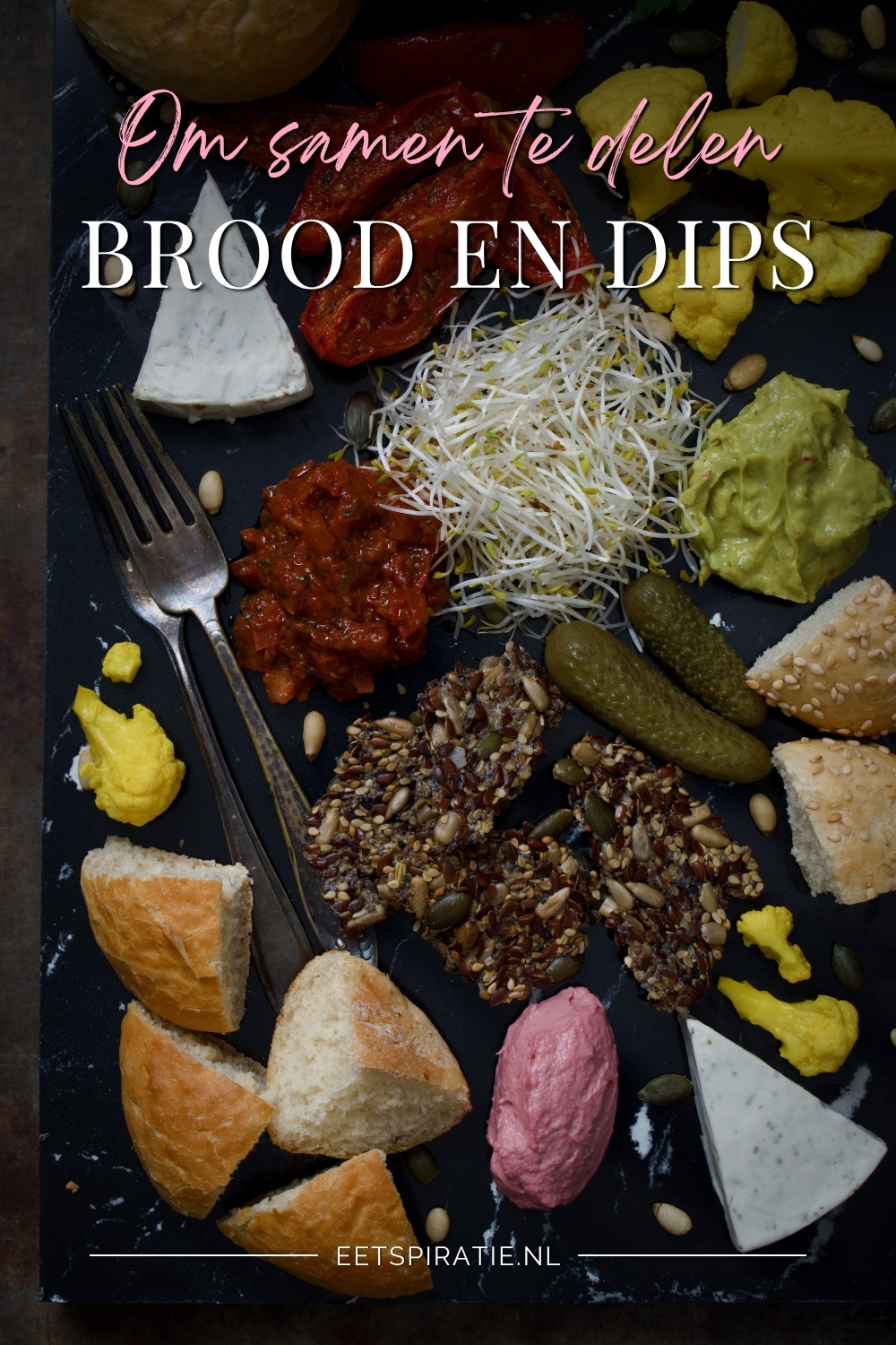 Borrelplank met brood en dips om samen te delen