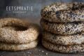 Grieks brood 'koulouri', ringvormige broodjes met sesamzaad, opgestapeld