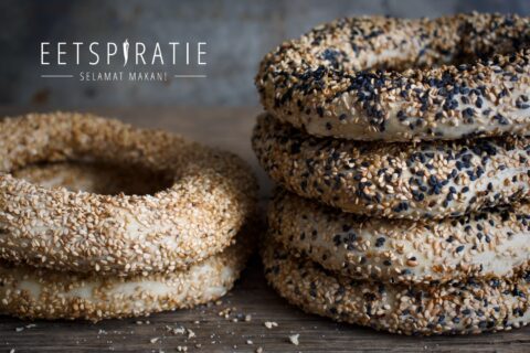 Grieks brood 'koulouri', ringvormige broodjes met sesamzaad, opgestapeld