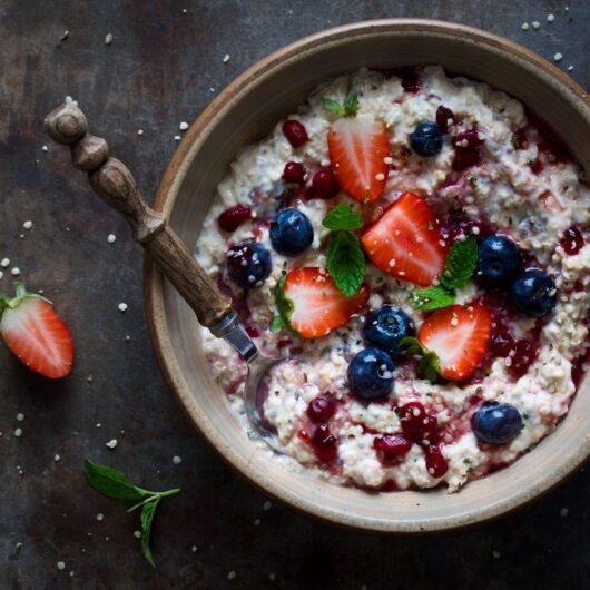 Gezond ontbijt: Bircher muesli met aardbeien en blauwe bessen