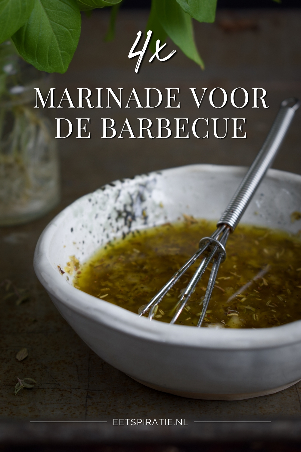 Een schaaltje met een groente marinade. Tekst op de foto: 4x marinade voor de barbecue