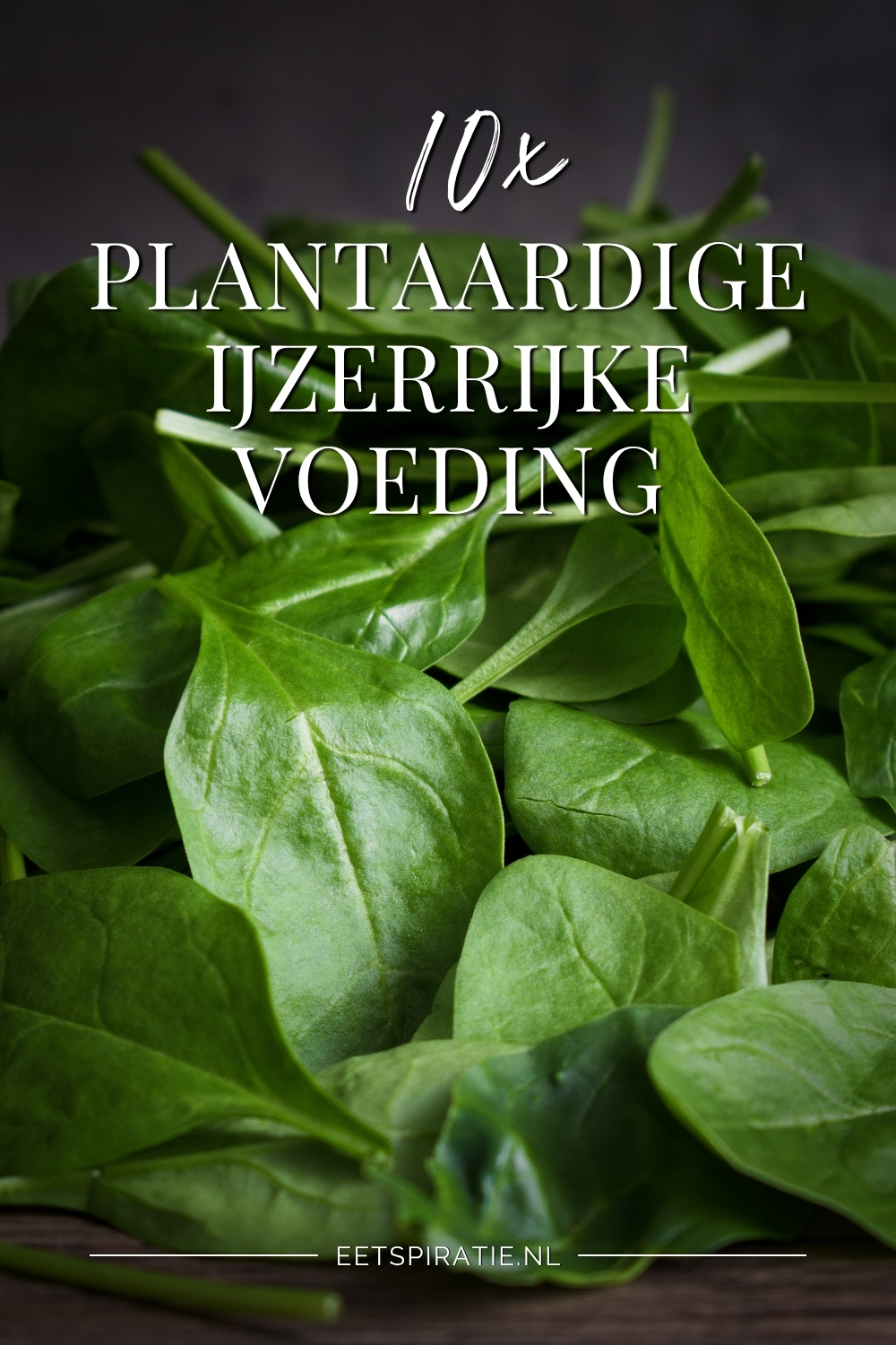 Blaadjes spinazie. Tekst op de foto: 10x plantaardige ijzerrijke voeding