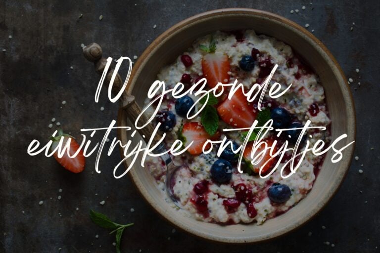 Een schaaltje met Bircher muesli, tekst op de afbeelding: 10 gezonde eiwitrijke ontbijtjes