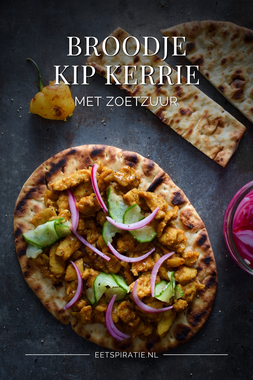 Platbrood met kip kerrie, tekst op de foto: broodje kip kerrie met zoetzuur