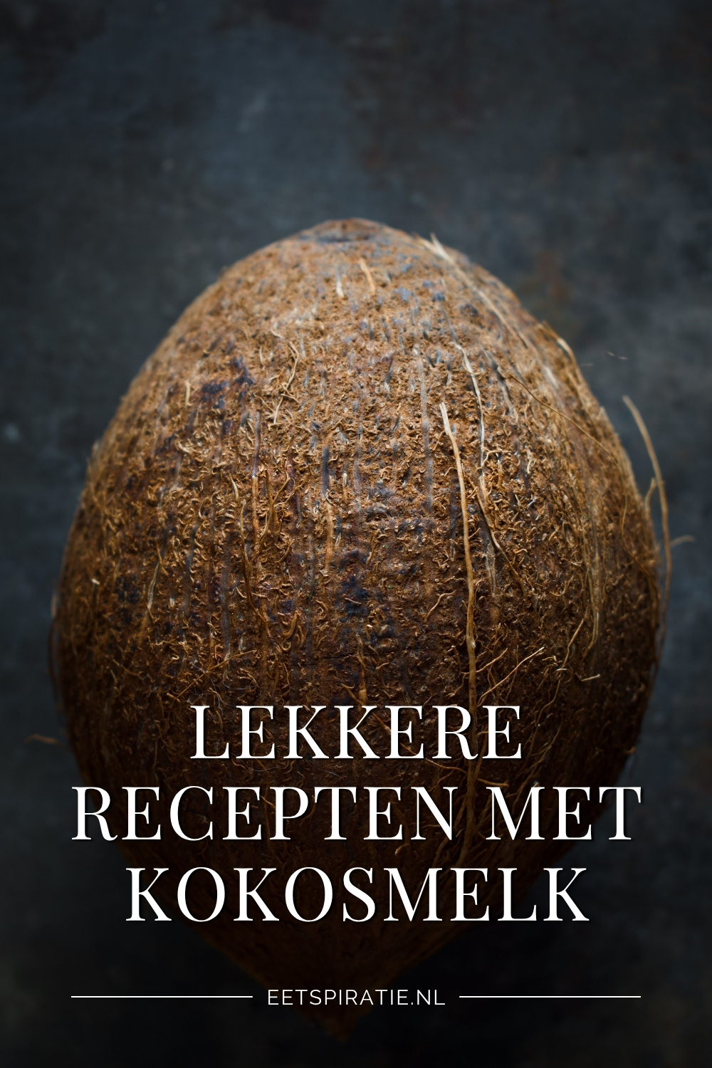 Een kokosnoot, tekst op de foto: lekkere recepten met kokosmelk