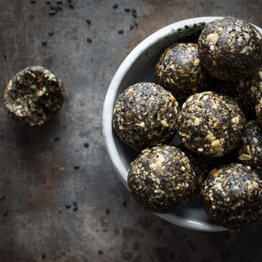 Dadelballetjes met zwarte sesam in een schaaltje