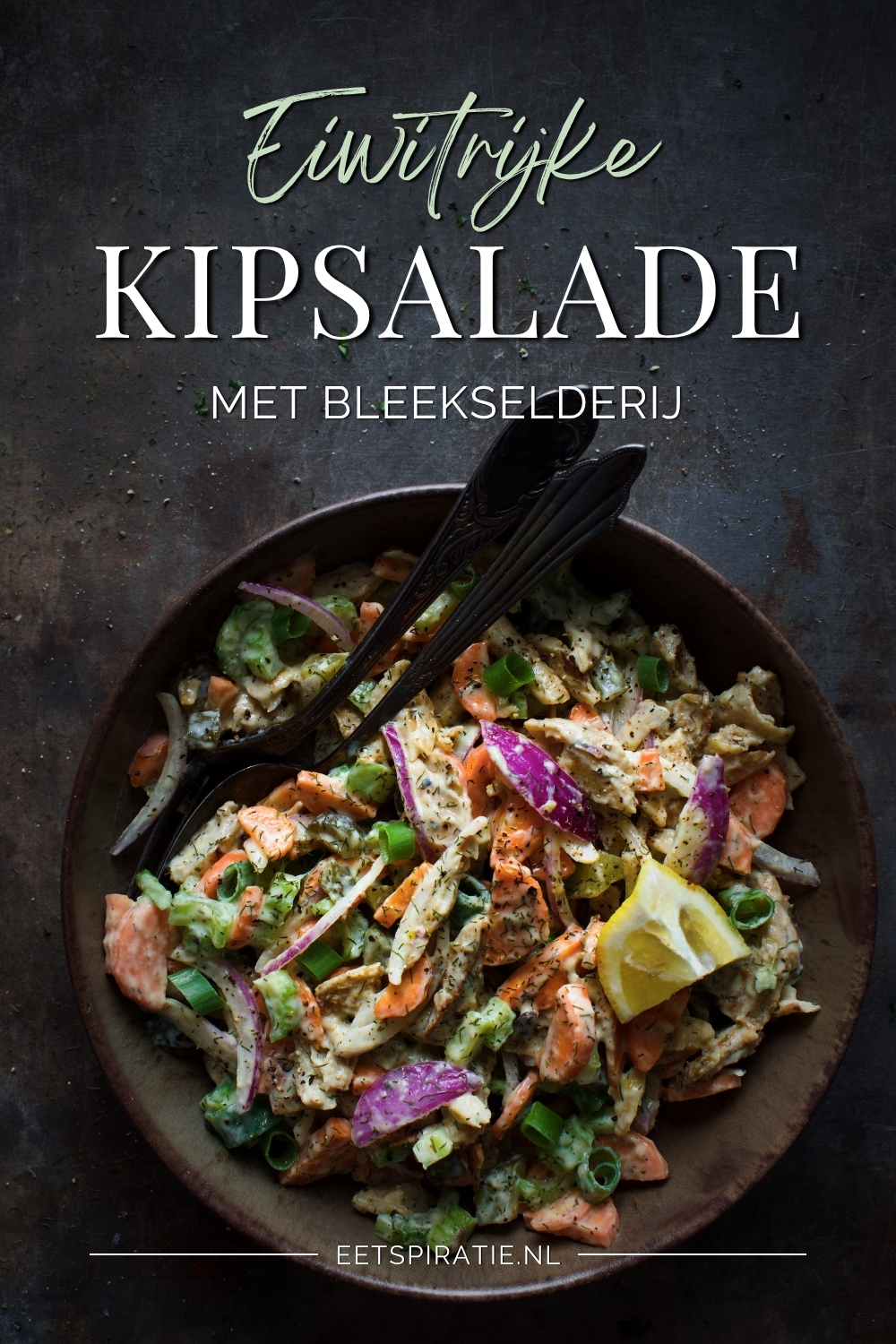 Een bord eiwitrijke kipsalade met bleekselderij, tekst op de foto: eiwitrijke kipsalade met bleekselderij