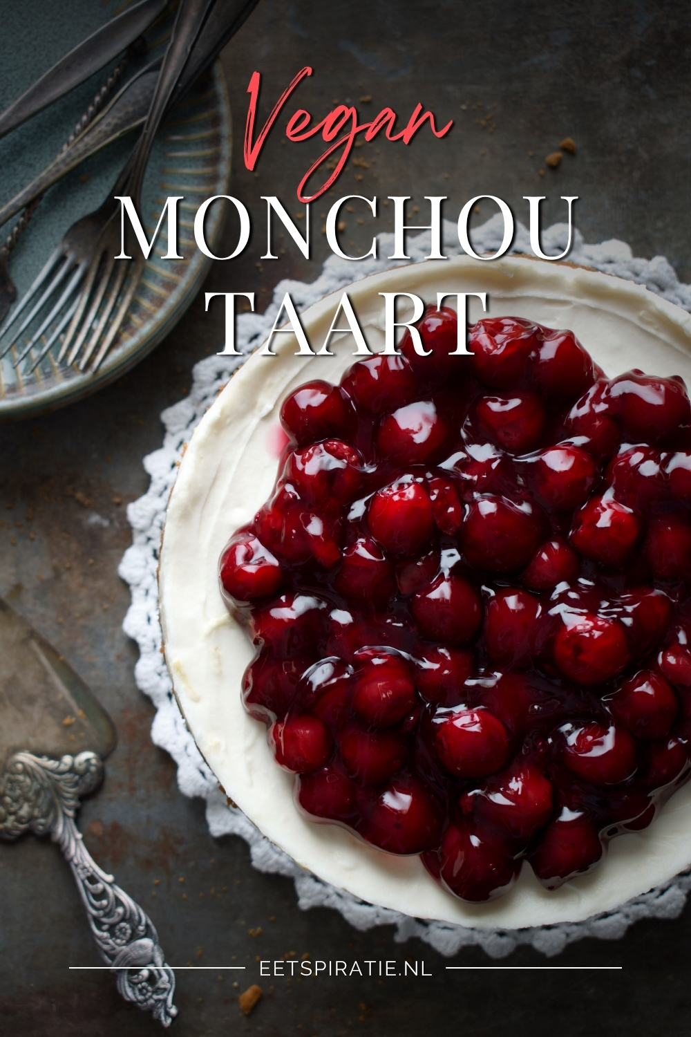 Vegan MonChou taart met kersen van bovenaf gezien. Tekst op de foto: Vegan MonChou taart