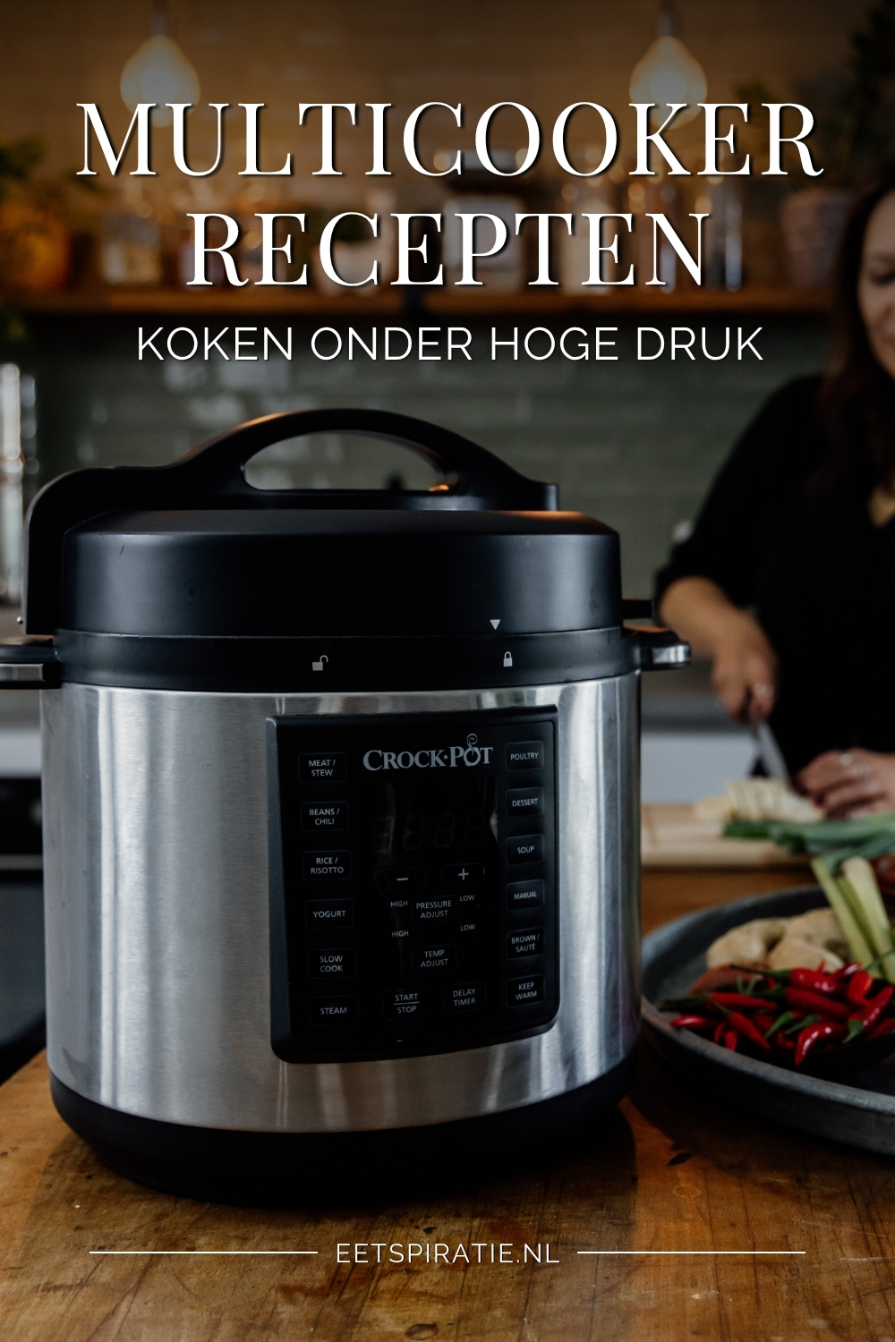 Een multicooker in een keuken, tekst op de foto: multicooker recepten - koken onder hoge druk