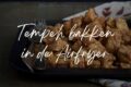 Een bord met gebakken tempeh, tekst op de foto: tempeh bakken in de airfryer