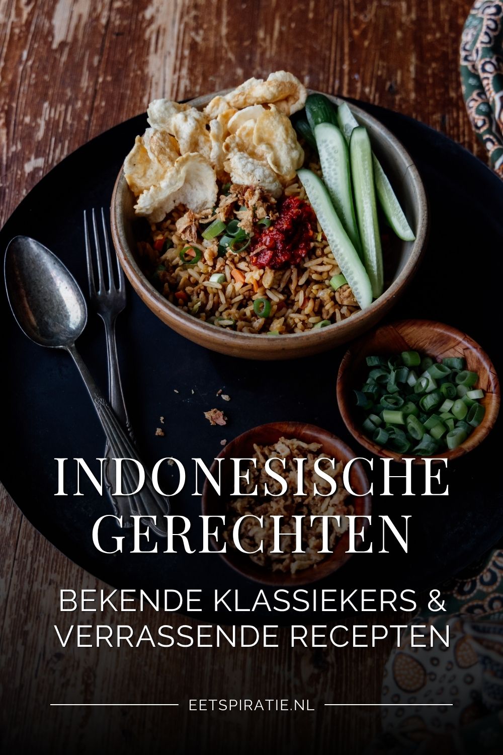 Een bord nasi goreng, een schaaltje gebakken uitjes en bosui. Tekst op de foto: Indonesische gerechten, bekende klassiekers & verrassende recepten