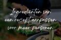 Het snijden van groenten en daar liggen andere ingrediënten omheen. Tekst op de foto: Ingrediënten van een recept aanpassen voor meer personen
