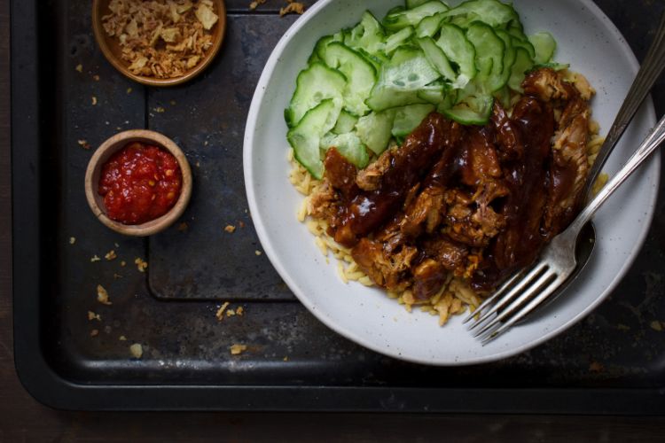 Bord babi ketjap met komkommer