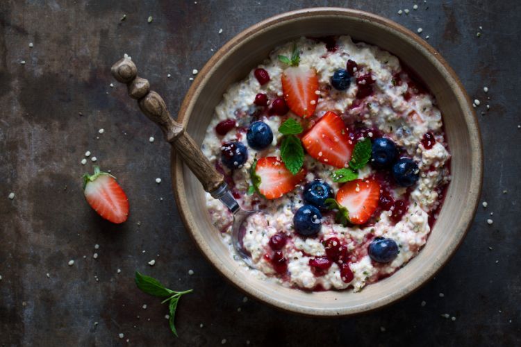 Een bord met bircher muesli met vers fruit