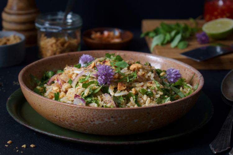 Een bord met nasi ulam