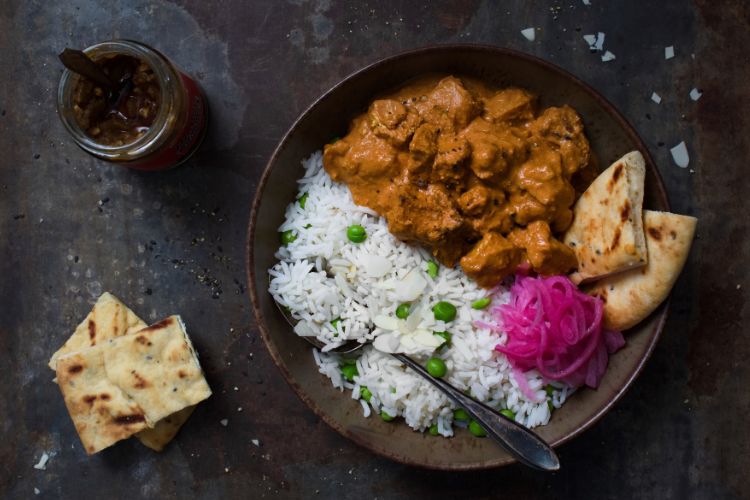 Een bord met tofu butter chicken