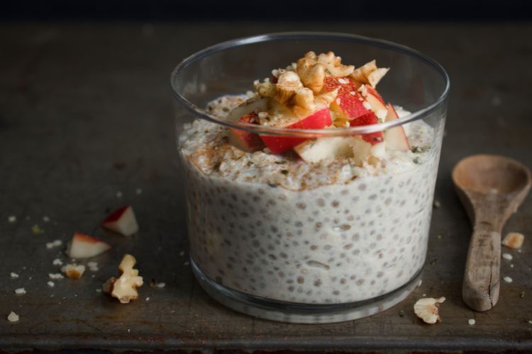 Een glas met chiapudding en fruit
