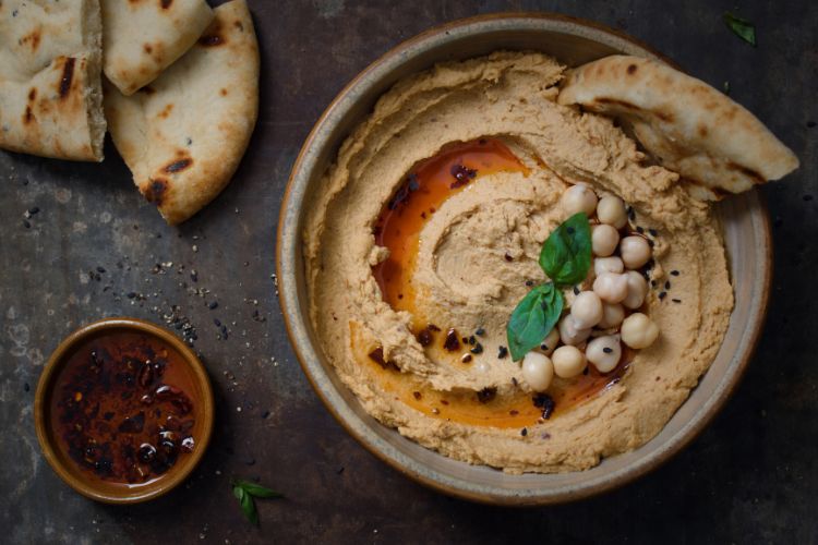 Hummus met crispy chili olie