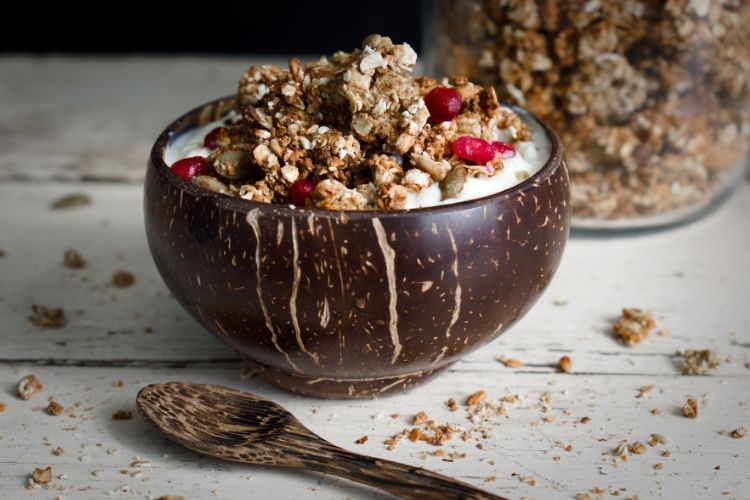 Een kom met yoghurt en granola