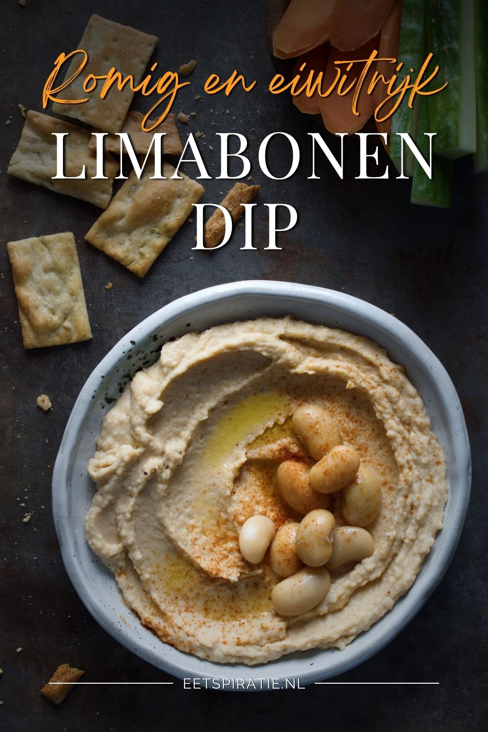 Een schaaltje limabonendip. Tekst op de foto: Romig en eiwitrijk, limabonendip