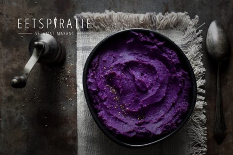 Een bord puree van paarse zoete aardappel
