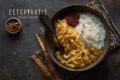 Sambal goreng kol, geserveerd op een bord met rijst, sambal en gebakken uitjes