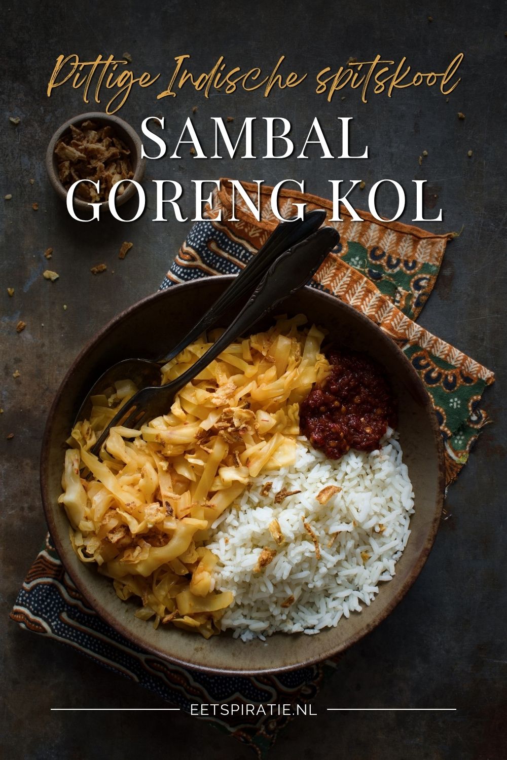 Een bord sambal goreng kol. Tekst op de foto: Pittige Indische spitskool, sambal goreng kol