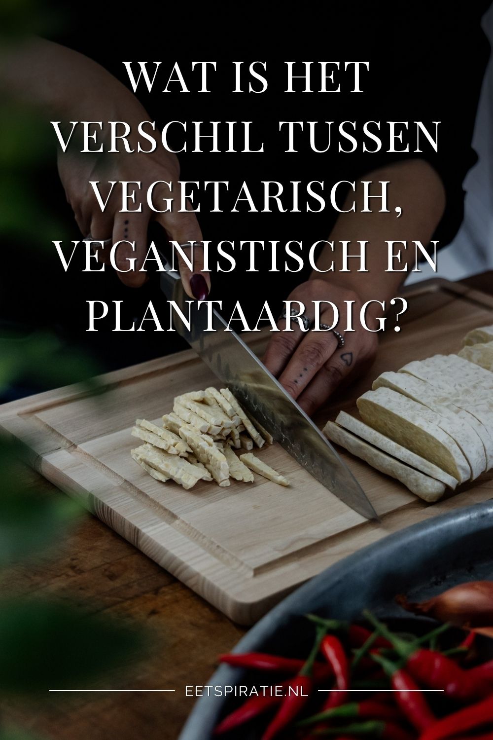 Persoon snijdt tempeh op een houten plank, met rode pepers op de voorgrond. Over de foto staat: โWat is het verschil tussen vegetarisch, veganistisch en plantaardig?