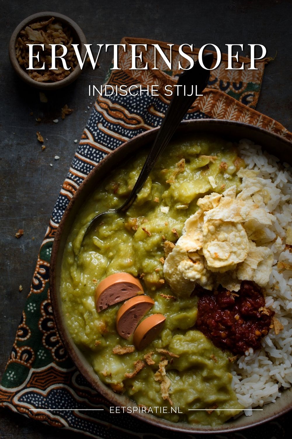 Erwtensoep Indische stijl met rookworst, rijst, sambal, emping en gebakken uitjes. Tekst op de foto: Erwtensoep, Indische stijl
