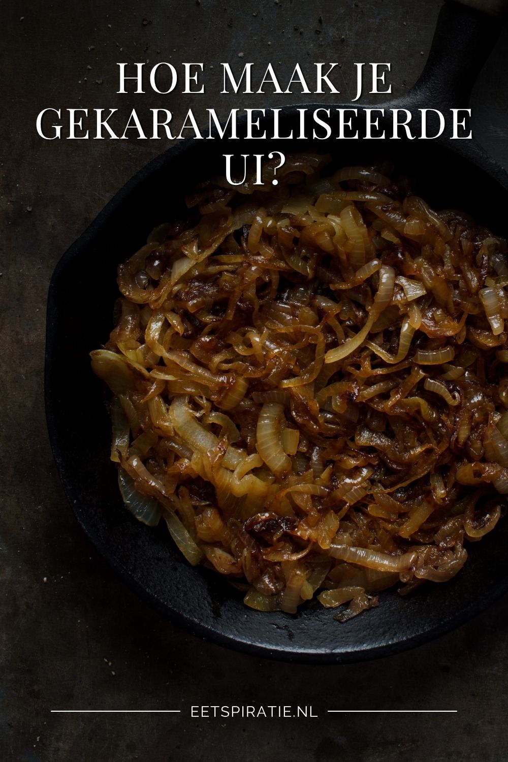 Een pan met gekarameliseerde ui. Tekst op de foto: Hoe maak je gekarameliseerde ui?