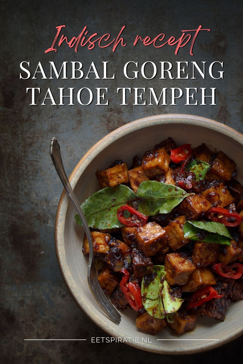 Een bord sambal goreng tahoe tempeh. Tekst op de foto: Indisch recept, sambal goreng tahoe tempeh