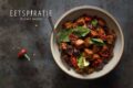 Sambal goreng tahoe tempeh, ringetjes rode peper en blaadjes djeroek poeroet in een bord.