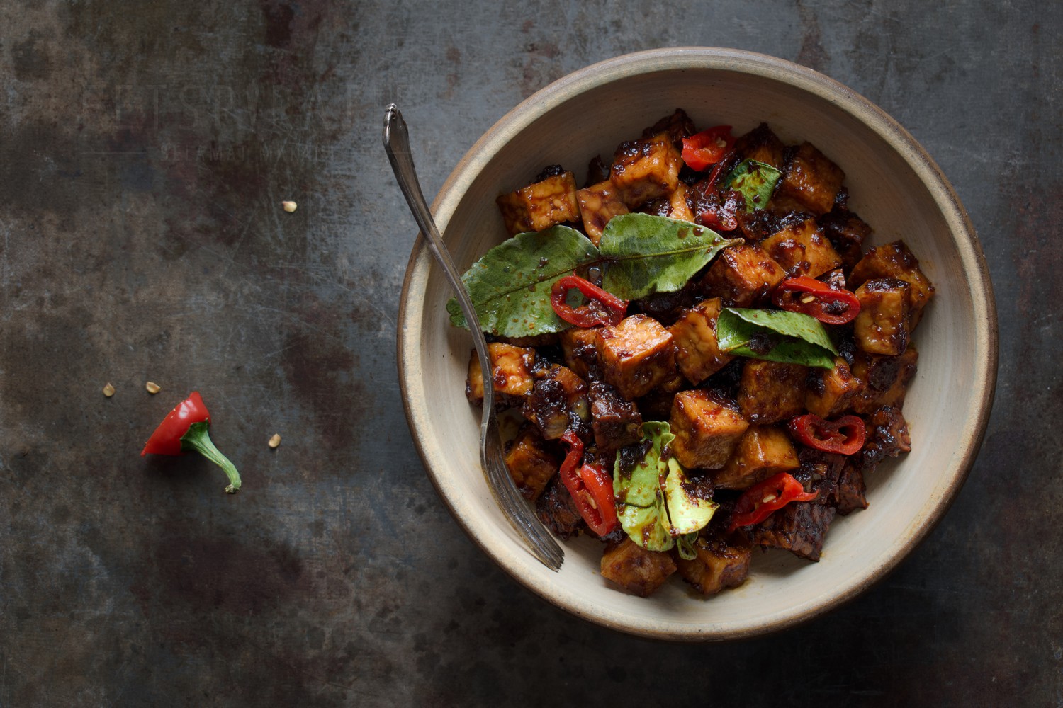 Sambal goreng tahoe tempeh | pittig Indisch recept